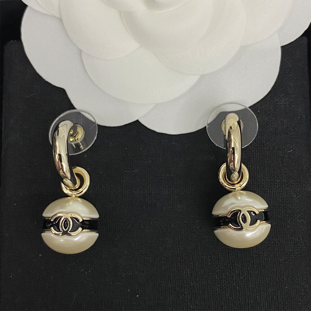 Ch**el PEARL EARRINGS