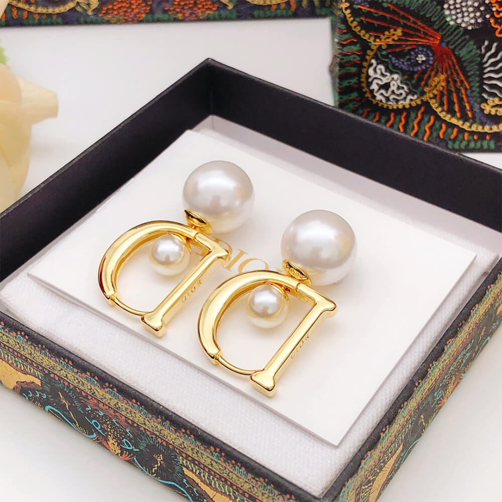 D10r PEARL EARRINGS