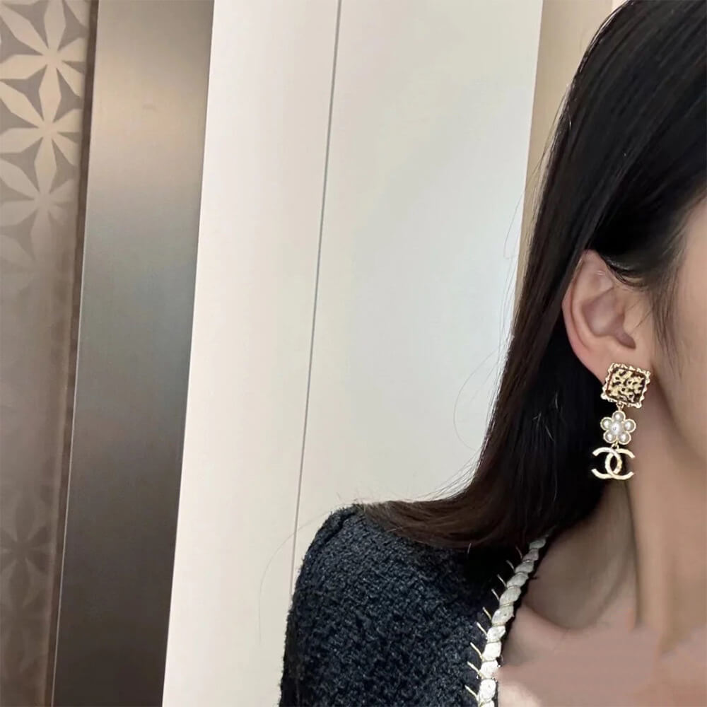 Ch**el PEARL EARRINGS