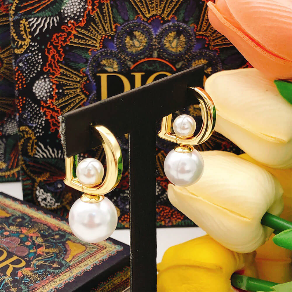 D10r PEARL EARRINGS