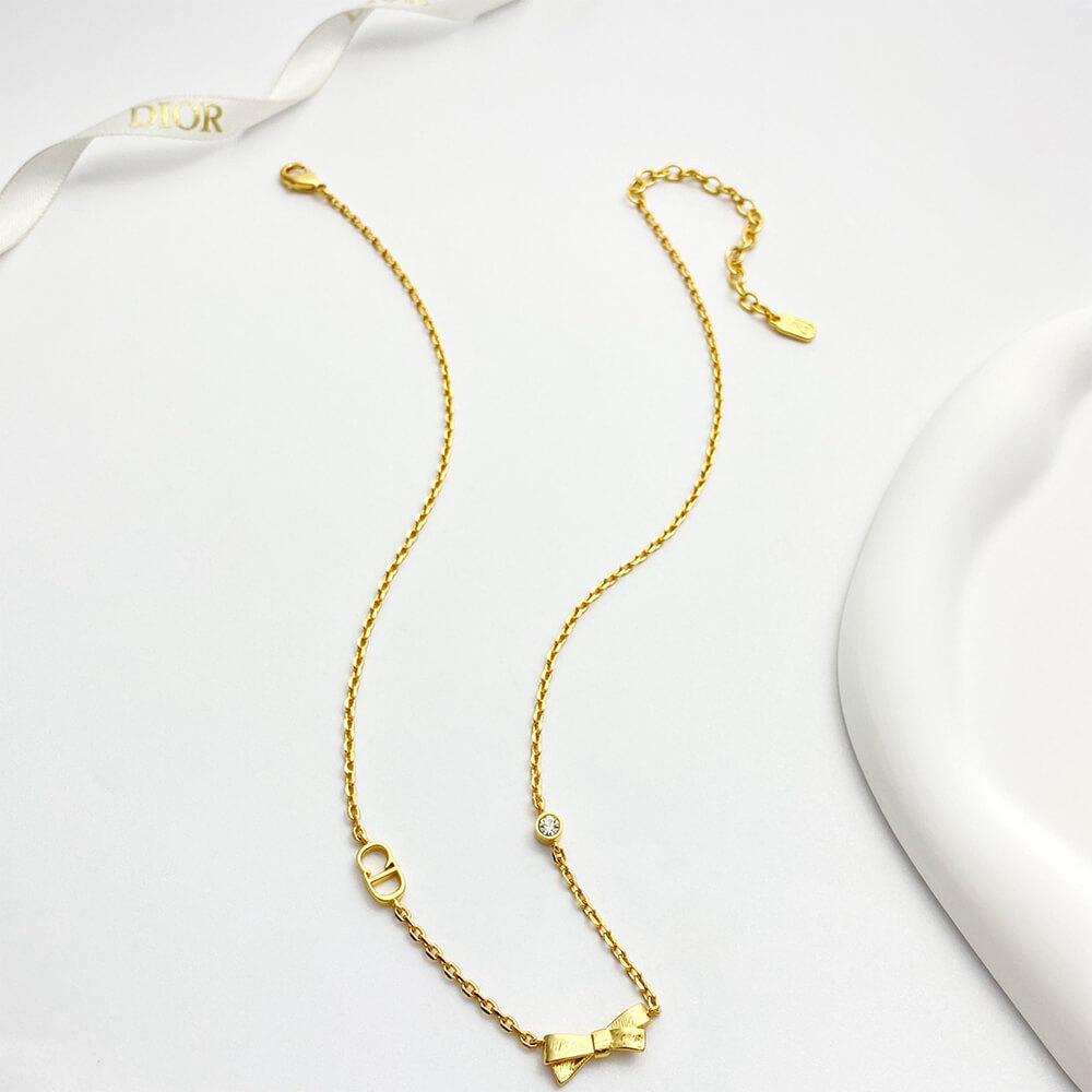 D10r Daisy necklace