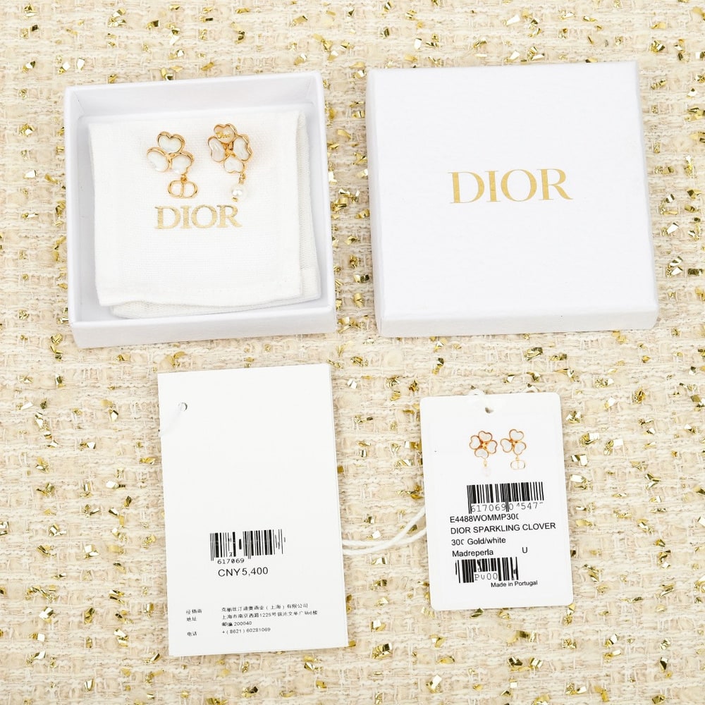 D10r Sparkling Clover Earrings