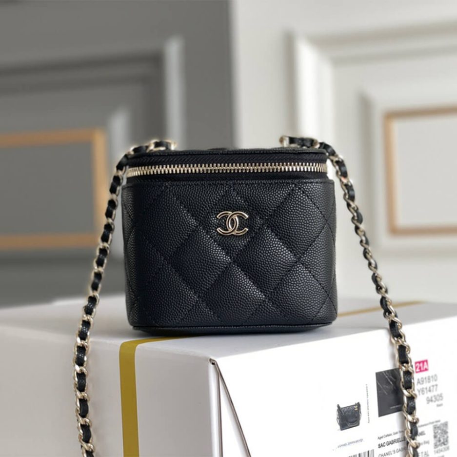Ch**el chain cosmetic bag