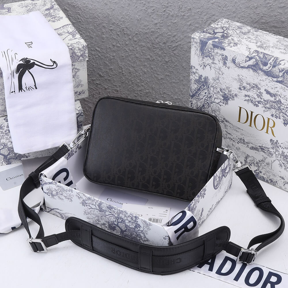 D10r SAFARI MESSENGER BAG
