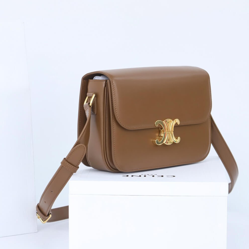 Ce1i*e CLASSIQUE TRIOMPHE BAG IN CALFSKIN
