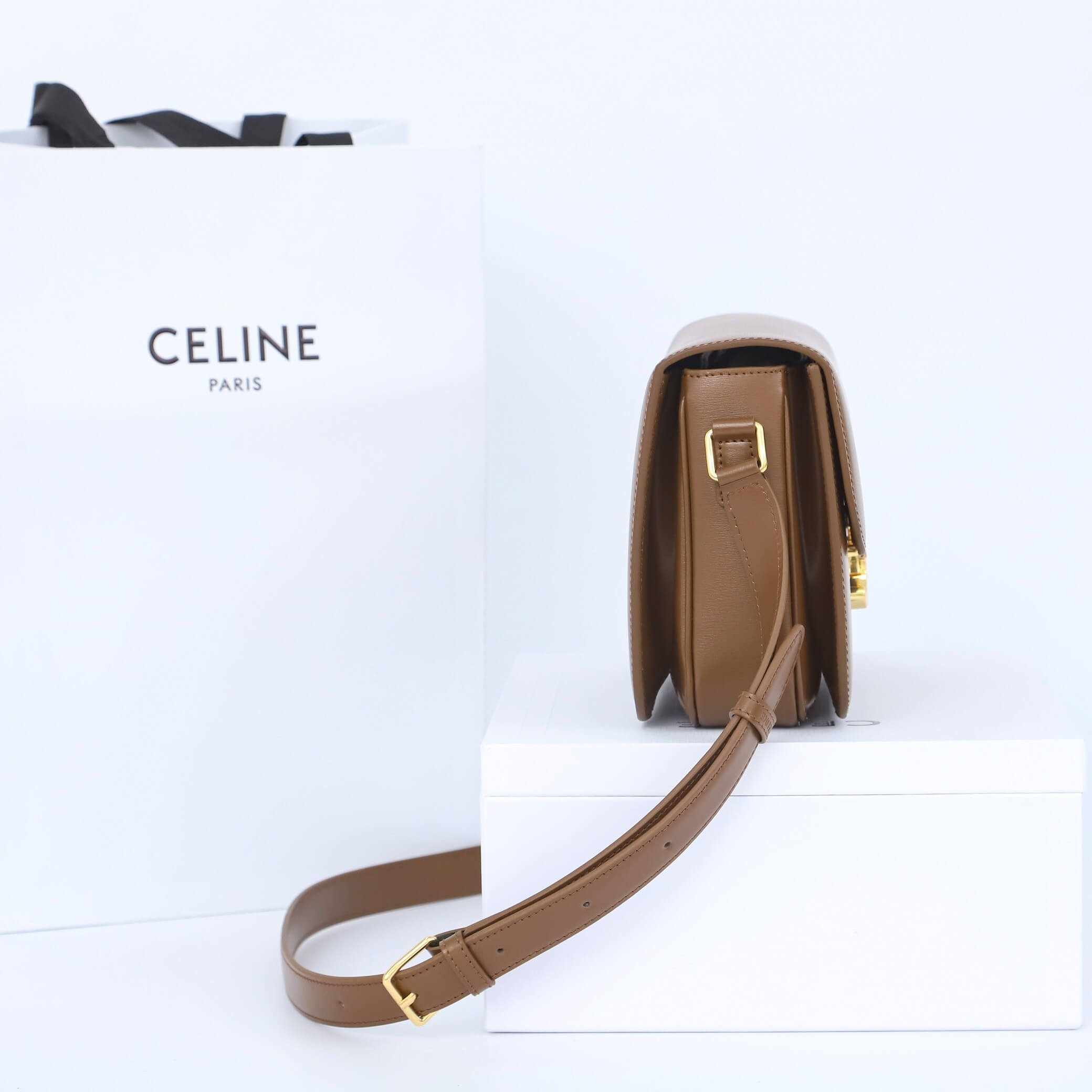 Ce1i*e CLASSIQUE TRIOMPHE BAG IN CALFSKIN