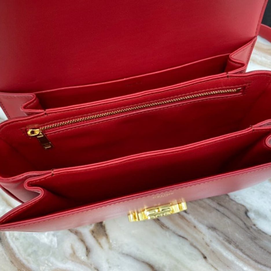 Ce1i*e CLASSIQUE TRIOMPHE BAG IN CALFSKIN