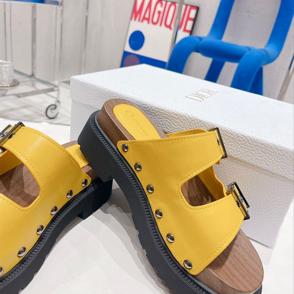 D10rQUAKE STRAP SANDAL