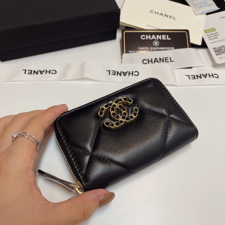 Ch**el Zipper wallet